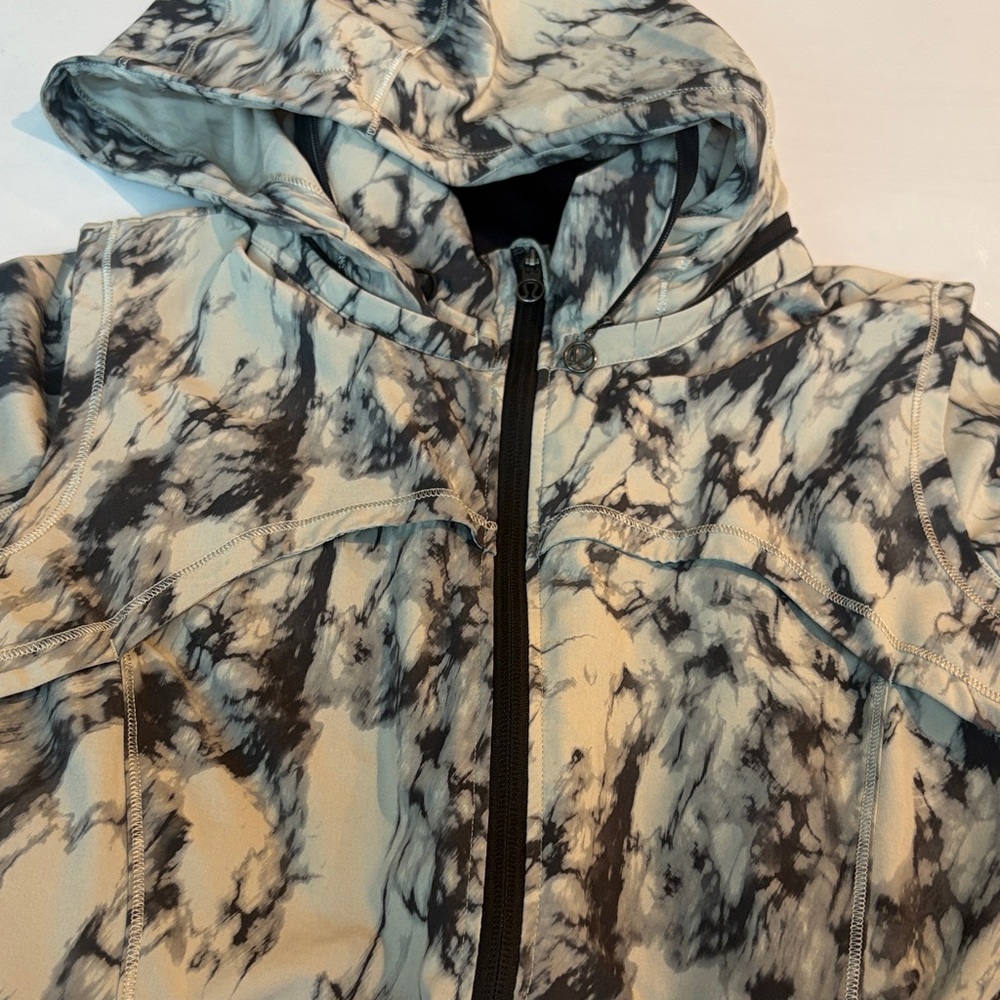 lululemon athletica Black and Cream Ski Jacket - Picture 5 of 5